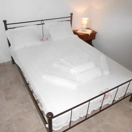 شقة Chrysolithos Kerami