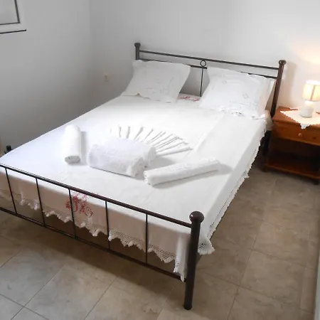 Chrysolithos Kerami Lejlighed *